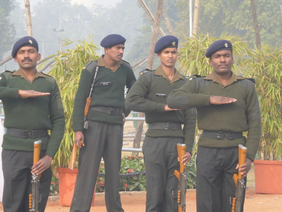 Indische Armee beim patrouillieren vor dem India Gate in New Delhi