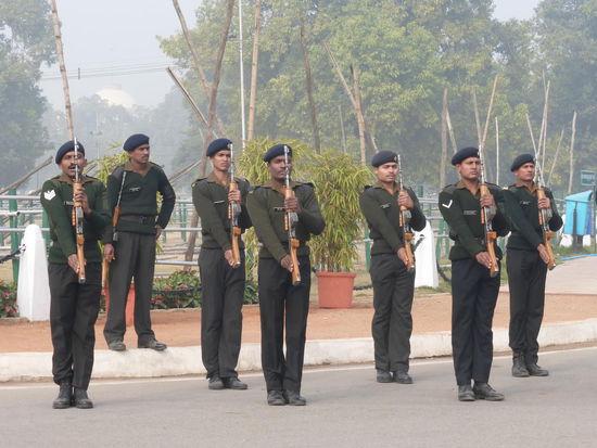 Indische Armee beim patrouillieren vor dem India Gate in New Delhi