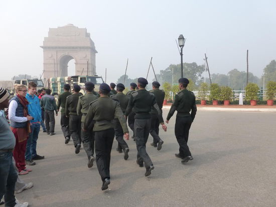 Indische Armee beim patrouillieren vor dem India Gate in New Delhi