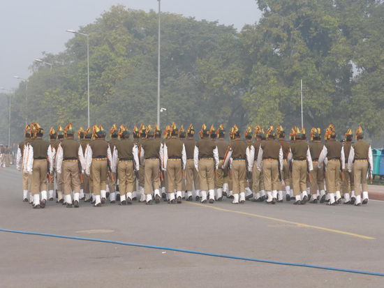 Indische Armee beim patrouillieren vor dem India Gate in New Delhi