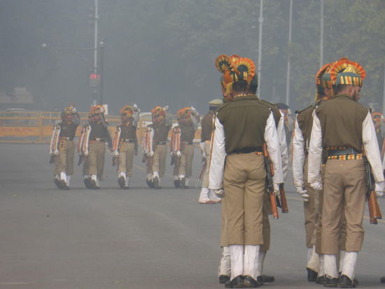 Indische Armee beim patrouillieren vor dem India Gate in New Delhi
