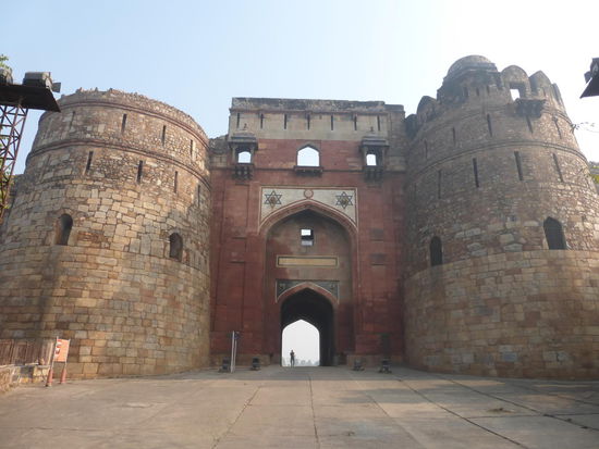 Bara Darwaza ( West Gate ) und Haupteingang vom Old Fort in New Delhi