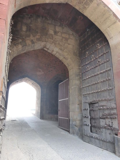 Bara Darwaza ( West Gate ) und Haupteingang vom Old Fort in New Delhi