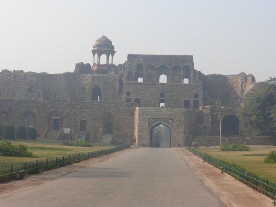 Rückseite Bara Darwaza ( West Gate ) und Haupteingang vom Old Fort in New Delhi