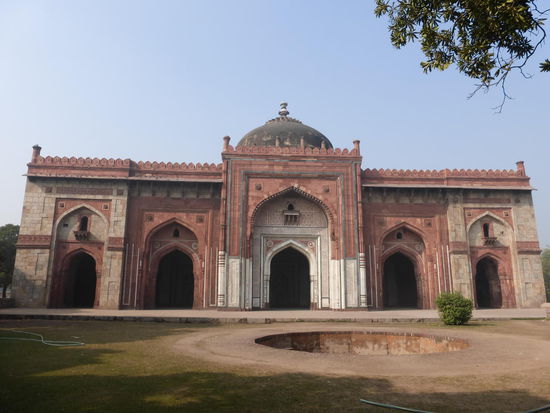 Qila Kuhna Moschee im Old Fort erbaut durch Sher Shah 1541 und reich verziert ist ein gutes Beispiel für den Übergang vom Lodi zum Mogul Baustil.