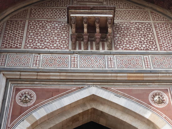 Qila Kuhna Moschee im Old Fort erbaut durch Sher Shah 1541 und reich verziert ist ein gutes Beispiel für den Übergang vom Lodi zum Mogul Baustil.