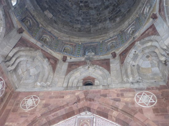 Qila Kuhna Moschee im Old Fort erbaut durch Sher Shah 1541 und reich verziert ist ein gutes Beispiel für den Übergang vom Lodi zum Mogul Baustil