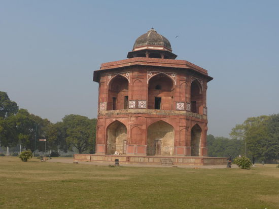 Der im roten Sandstein erbaute Sher Mandal spätere Bibliothek wurde Großmogul Humayun im Januar 1556 zum Verhängnis als er hier schwer stürtze und an seinen Verletzungen starb.