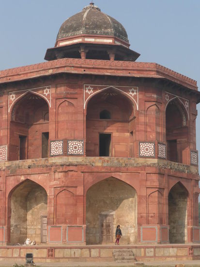 Der im roten Sandstein erbaute Sher Mandal spätere Bibliothek wurde Großmogul Humayun im Januar 1556 zum Verhängnis als er hier schwer stürtze und an seinen Verletzungen starb.