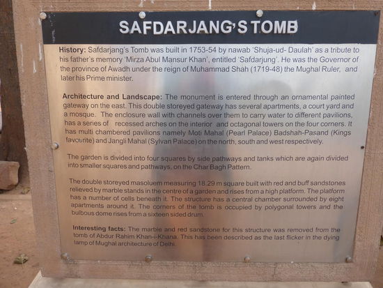 Nach dem Besuch vom Old Fort habe ich mit dem Safdar Jang Tomb jetzt das letzte große Mausoleum der Mogul Architektur in Indien erreicht nicht weit von den bekannten Lodi Gärten entfernt.  1753 wurde der Grabbau errichtet bereits zu Lebzeiten von Safdar Jang. Für mich eine sehr schöne und sehenswerte Grabanlage aber es sollten noch eindrucksvollere folgen. Eintritt für Ausländer 100 Rupie.