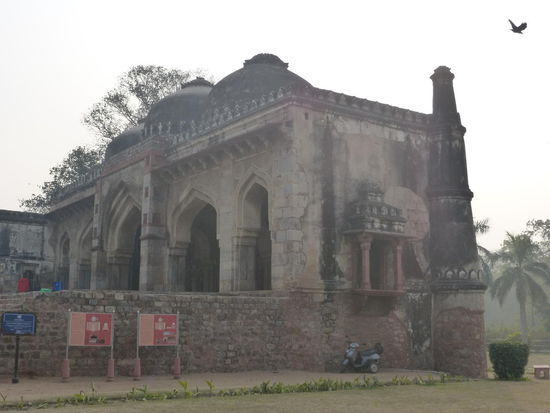 Aus dem Jahr 1494 stammt diese Moschee neben dem Bara Gumbad