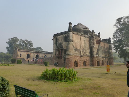 Aus dem Jahr 1494 stammt diese Moschee neben dem Bara Gumbad
