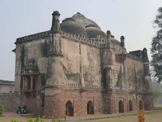 Aus dem Jahr 1494 stammt diese Moschee neben dem Bara Gumbad