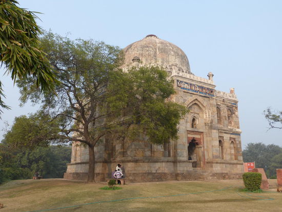 Aus der späten Lodi Zeit stammt das Grabmal Sheesh Gumbad