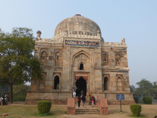 Aus der späten Lodi Zeit stammt das Grabmal Sheesh Gumbad