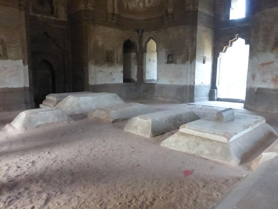 Aus der späten Lodi Zeit stammt das Grabmal Sheesh Gumbad