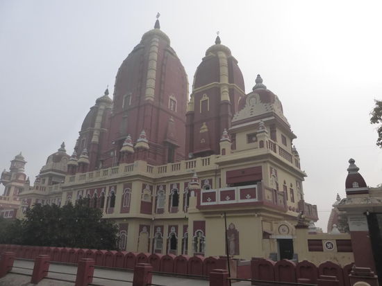 Ich währe nicht in Indien wenn ich neben den vielen Festungen , Moscheen und Mausoleen nicht auch wieder diverse Tempel zu Gesicht bekommen würde und in New Delhi steht da als erstes der Lakhmi Narayan auf meinen Plan. Der 1938 durch Mahatma Gandhi eingeweihte im roten Sandstein errichtete Bau ist einer der wenigen  typisch nordindischen  Tempel. Er fällt u.a. auch wegen einer Vielzahl bunter Götterstatuen auf.