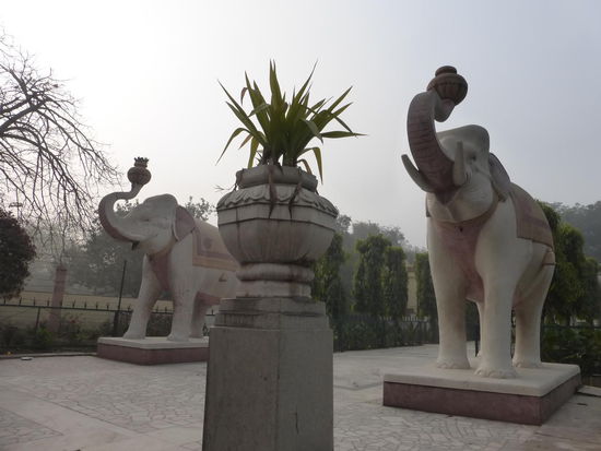 Am Lakhmi Narayan Tempel in New Delhi
