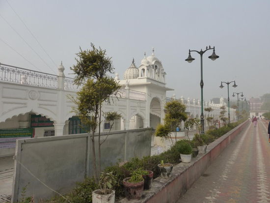 Unweit vom Lakhmi Narayan Tempel steht das Sikh House von New Delhi  Gurdwara " Tor zum Guru ". Zu den bekanntesten Gurdwara gehört sicher der goldene Tempel von Amritsar in Nordindien. Der Sikhismus ist neben dem vorherrschenden Hinduismus den Jainismus, Buddhismus und dem Islam eine weitere kleinere , relativ junge Religion die Ihren Ursprung in Nordindien  im Raum Punjab hat und erst Ende des 15. Jh. gegründet wurde. Heute ist sie weltweit zu finden  u.a. in Nordameika und Europa. Die Sikhs sind meist an Ihren traditionellen Turban zu erkennen. Sikhs sind offen für andere Menschen und Besucher sind gerne gesehen auch wenn diese keine Sikhs sind.