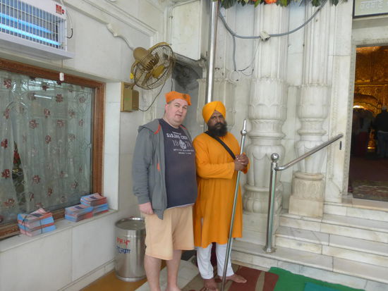 Ich mit einem Tempelwächter vor dem Gudwara Bangla Sahib dem wichtigsten Sikh House in Delhi