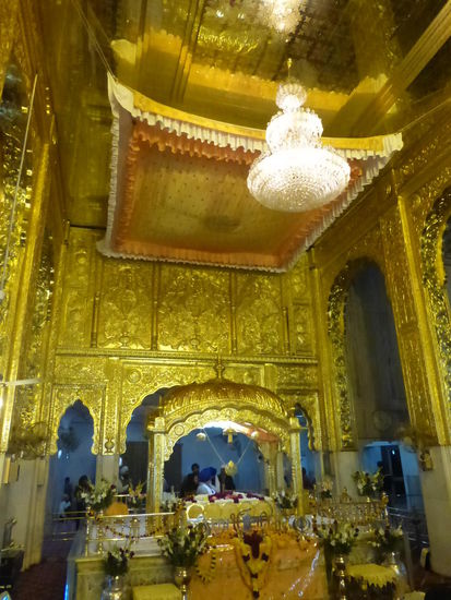 Nicht nur auf den Kuppeln sondern auch im Tempel glänzt alles in Gold