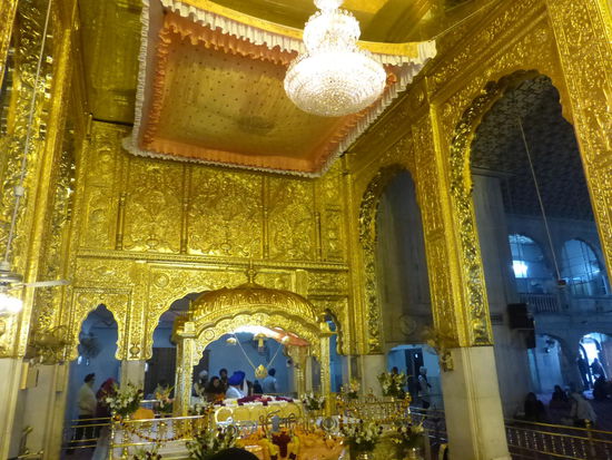Nicht nur auf den Kuppeln sondern auch im Tempel glänzt alles in Gold