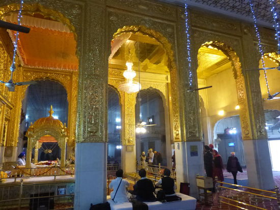 Nicht nur auf den Kuppeln sondern auch im Tempel glänzt alles in Gold