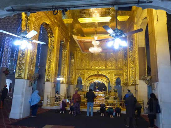 Nicht nur auf den Kuppeln sondern auch im Tempel glänzt alles in Gold