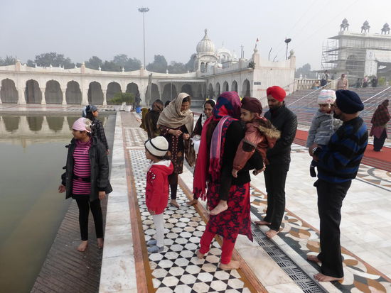 Ganze Familien sind zu Besuch im Gudwara Bangla Sahib dem größten und wichtigsten Sikh House in Delhi