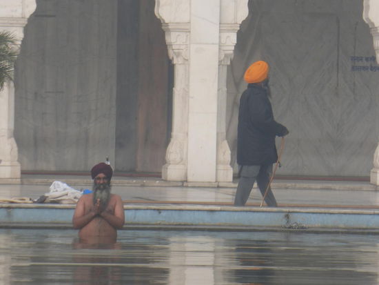 Religiöser Sikh im Teich vom Gudwara Bangla Sahib in Delhi