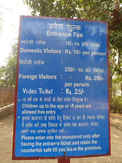 Hier wieder gut zu sehen Eintritt für Ausländer und für Inder !!
Video für alle 25 Rupie.