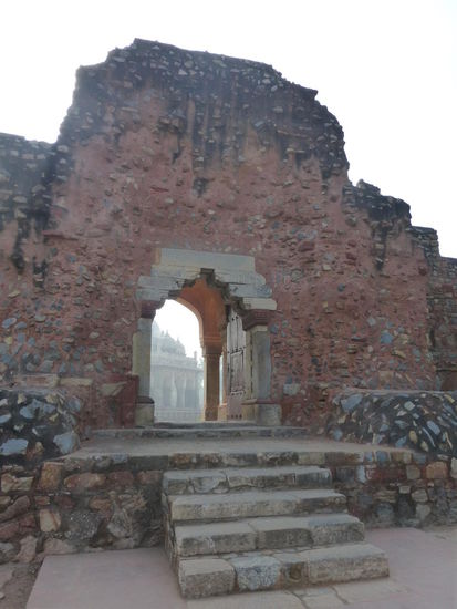 Eingang zum Isa Khan Tomb