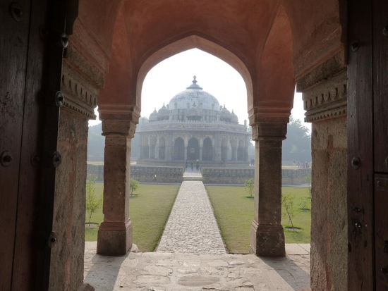 Isa Khan gehörte zur Sur Dynastie und später wurden außer ihm  hier auch andere Angehörige bestattet.