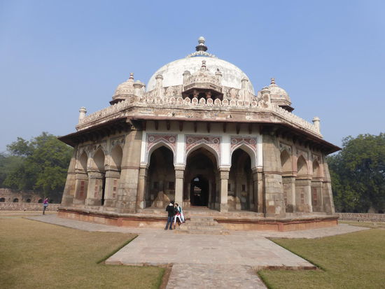 Grab der Familie von Isa Khan erbaut 1547 in der späten Sultanatszeit also noch vor dem Tod Humayuns. Typisch für diese Mausoleen ist der achteckige Grundriss.
