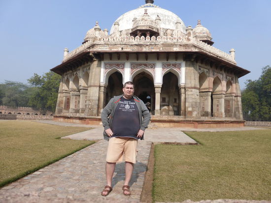 Ich vor dem Grab der Familie von Isa Khan erbaut 1547