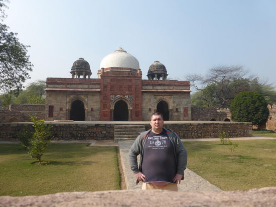 Ich vor dem Afsarwala Grab und Moschee