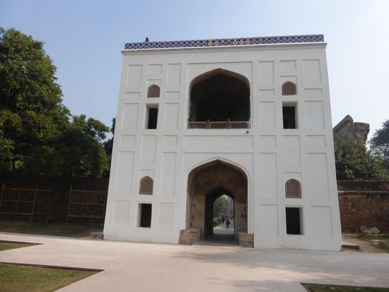 Weiter geht es durch den Park Richtung Humayuns Tomb