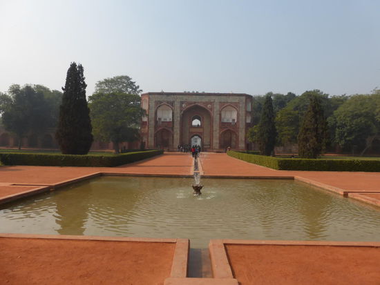 Blick vom Humayuns Grab auf Eingangsportal