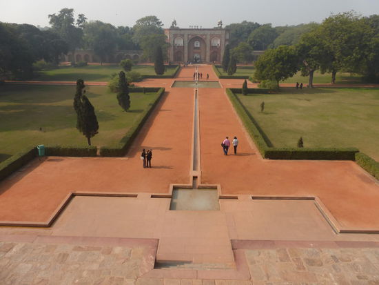 Blick vom Humayuns Grab auf Eingangsportal