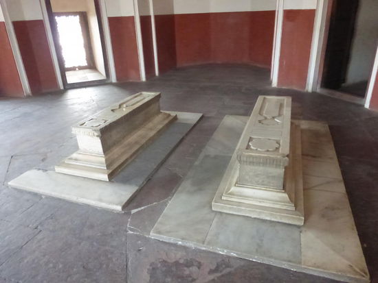 Über 100 Familienangehörige von Humayun sind in diesem Mausoleum bestattet