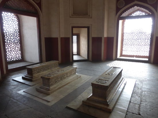 Über 100 Familienangehörige von Humayun sind in diesem Mausoleum bestattet