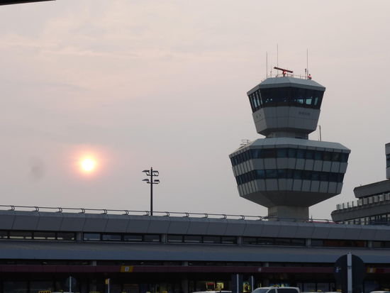 Sonnenaufgang am frühen Morgen in Berlin Tegel