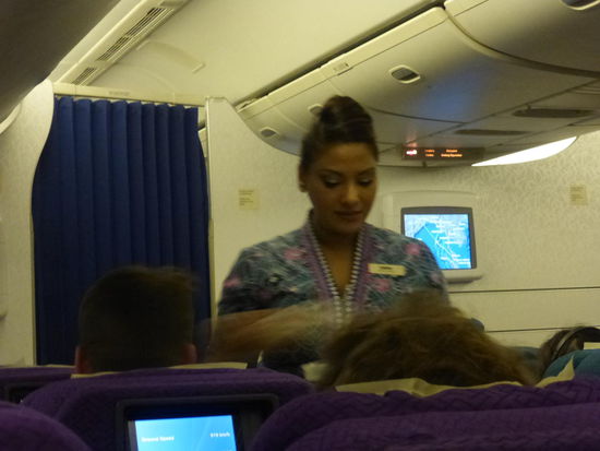 Diese Flugbegleiterin an Bord von Malaysia Air auf meinem Rückflug von Kuala Lumpur nach Amsterdam hatte übrigens den " typisch " malaysischen Namen Sandra  , konnte sogar wenige Worte deutsch und kümmerte sich sehr nett um uns Fluggäste.