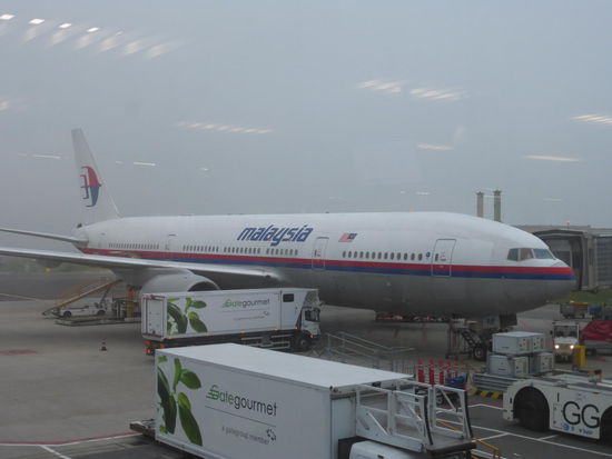 Meine Boeing 777 - 200 ER der Malaysia Air auf meinem Rückflug aus Kuala Lumpur bei Ankunft am frühen Morgen in Amsterdam. Das ist übrigens die Maschnie die nur wenige Wochen später am 17. Juli 2014 über der Ostukraine abgeschossen wurde wobei alle 298 Menschen an Bord ums Leben gekommen sind darunter fast 200 Bürger aus den Niederlanden und 80 Kinder.