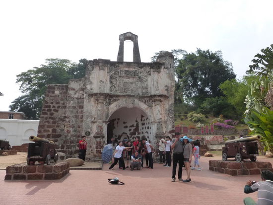 Der einzig erhaltene Teil der Festung ist das Santiago Tor was zu den ältesten europäischen Bauwerken in Süd - Ost - Asien gehört