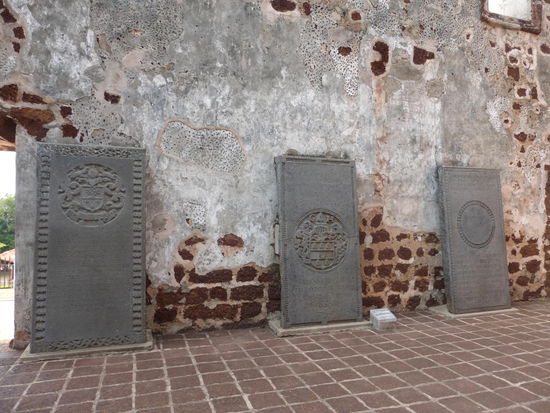 Alte Grabsteine in der St. Pauls Kirche