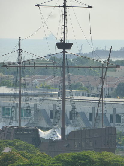 Und noch einmal Nachbildung des portugiesischen Segelschiffes " Flora del Mar " aus dem 16. Jh.