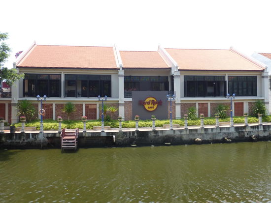 Uferpromenade Malakka mit Hard Rock Cafe