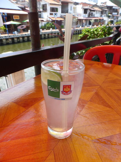 Ich lösche nach meinem Rundgang durch die Altstadt erst mal meinen Durst - 0,2 Lite Lemon für 3 RM = 0,70 Euro