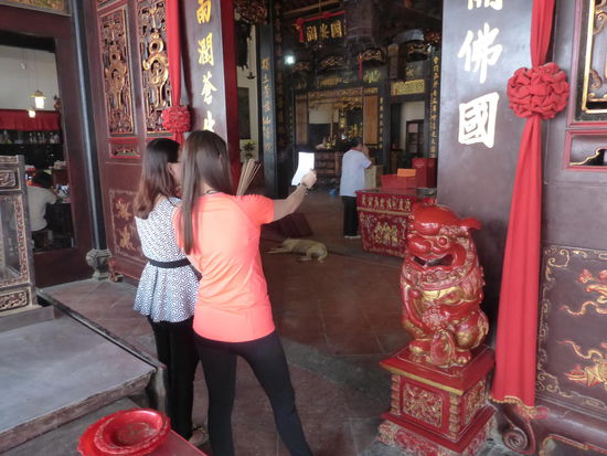 Na welche Gebete oder Wünsche lesen die 2 jungen Damen wohl gerade vom Zettel ab 